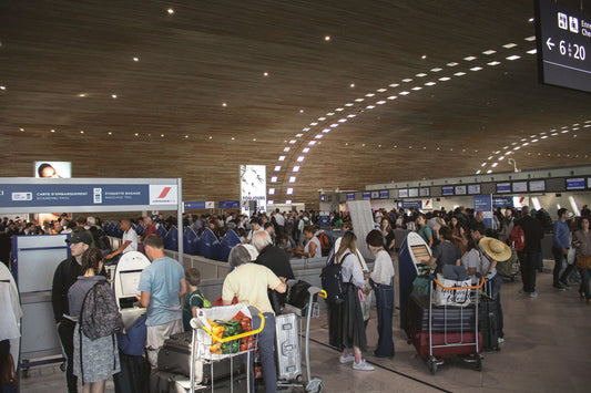 LIVVO vacuüm rugtas van Yooova biedt compacte rust tussen reizigers met overvolle koffers op het vliegveld