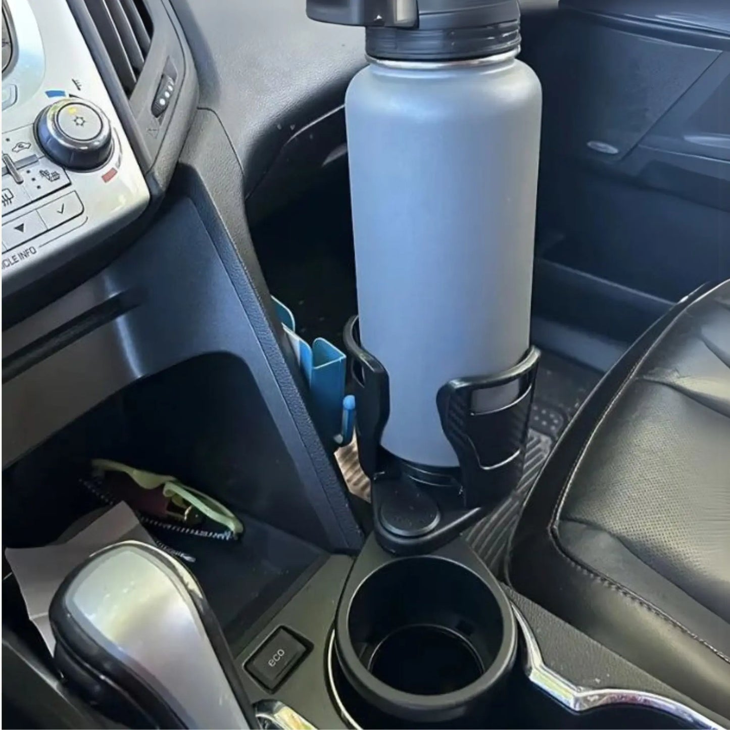 SteadyDrink 2-in-1 bekerhouder met een waterfles in de auto, voor meer grip en geen morsen tijdens het rijden.