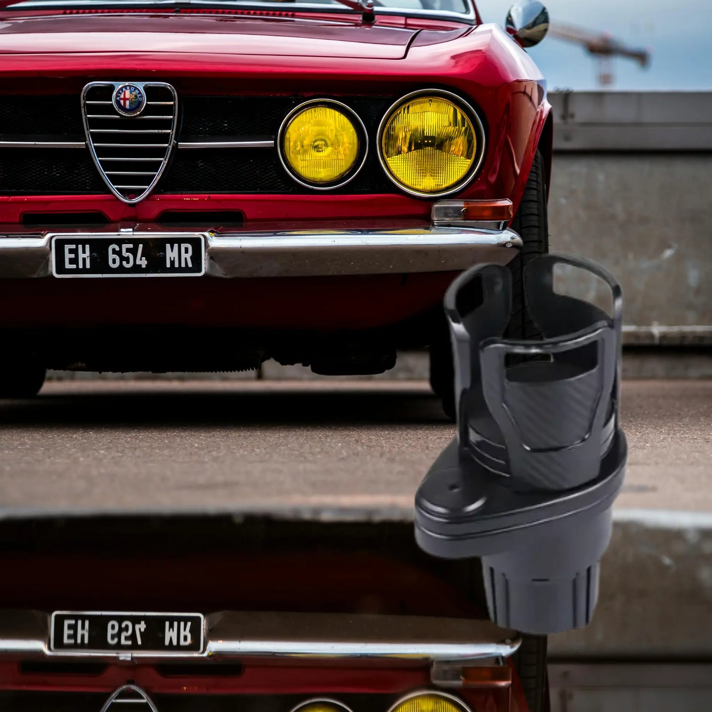 STEADYDRINK 2-in-1 Auto Bekerhouder voor stabiliteit en gemak in auto, met rode auto in achtergrond.