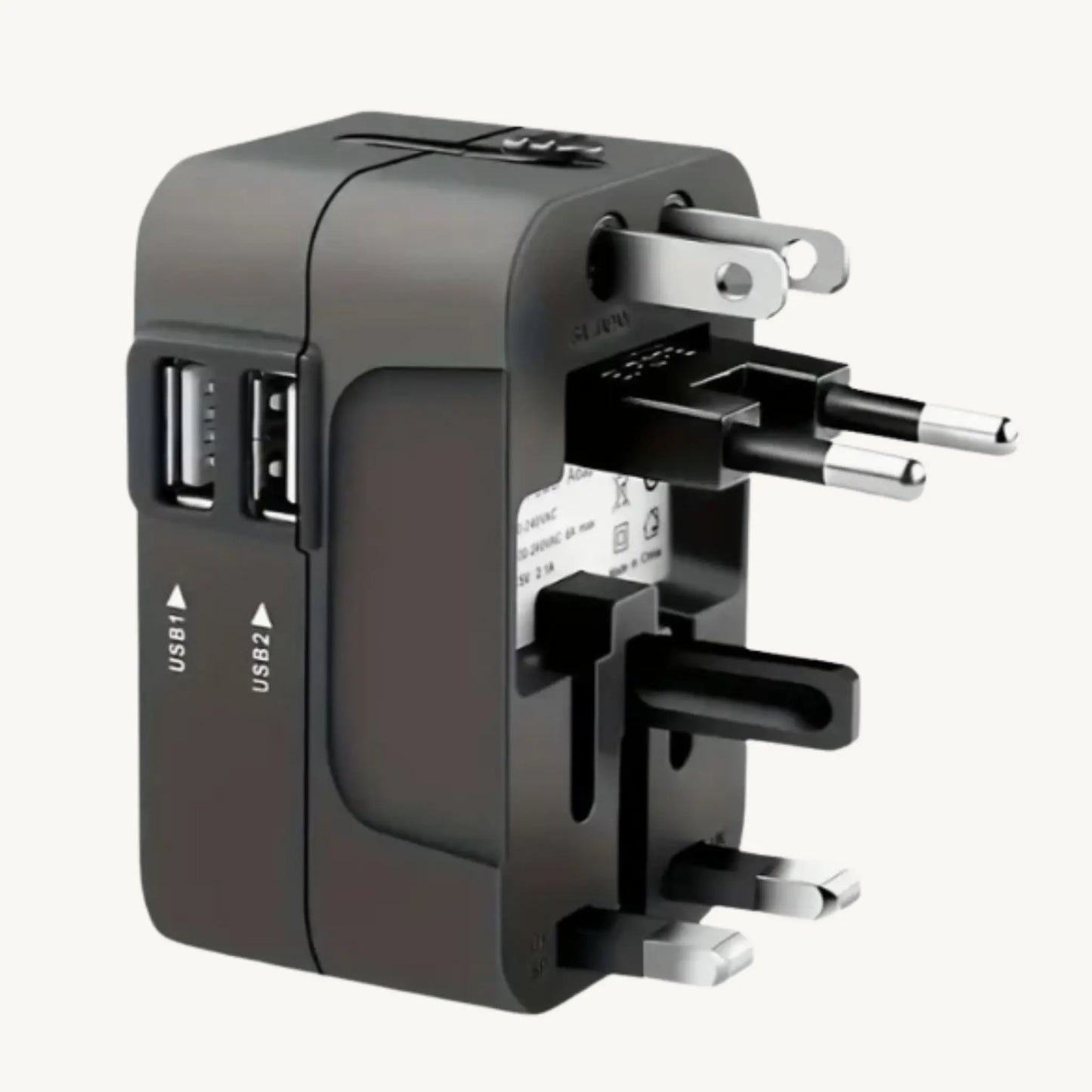 ADAPTGO wereldstekker met USB-poorten, geschikt voor 150+ landen, compact en handig voor reizen.