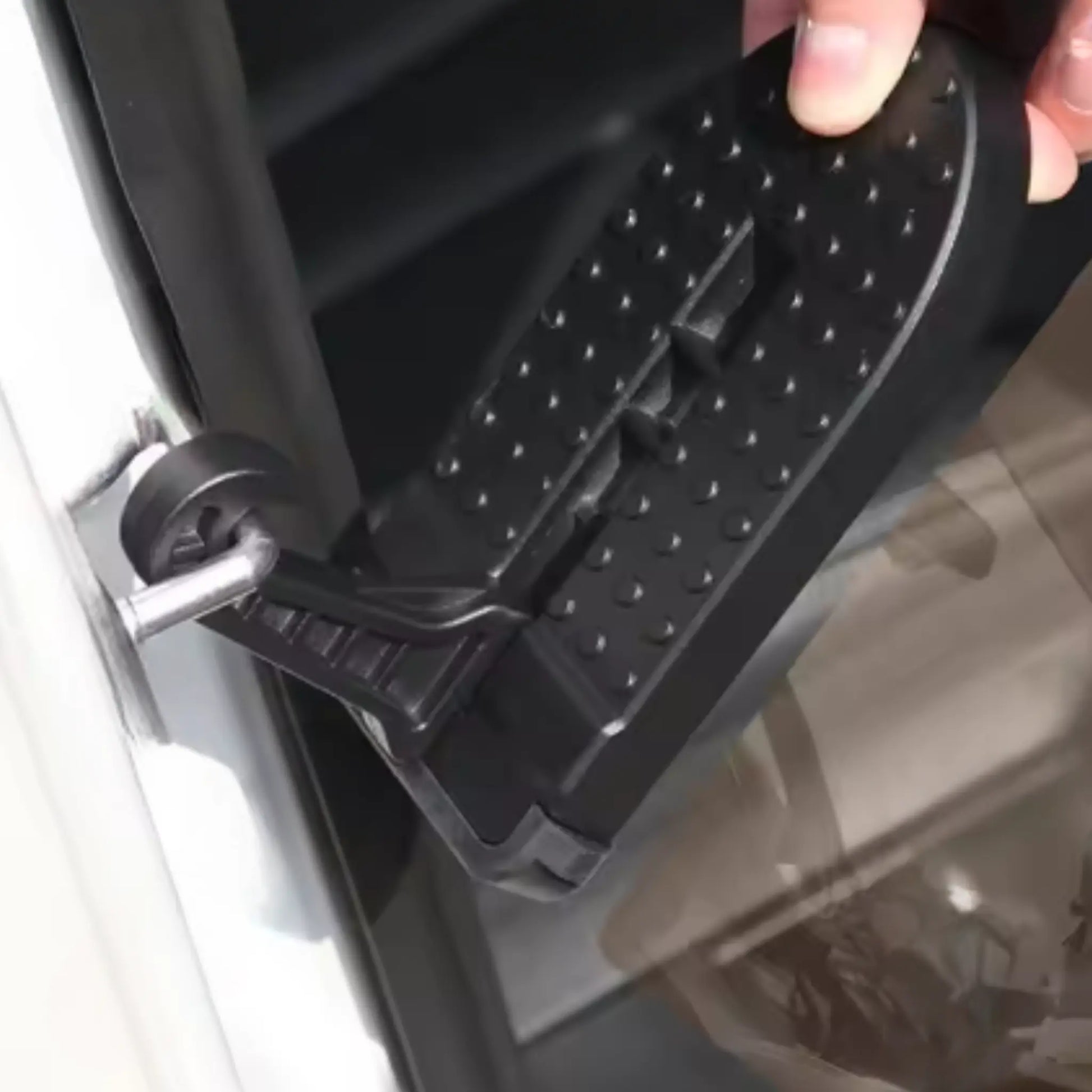 SKYSTEP™ opvouwbare autodeurtrap voor veilig en gemakkelijk toegang tot daktenten en zonnepanelen.