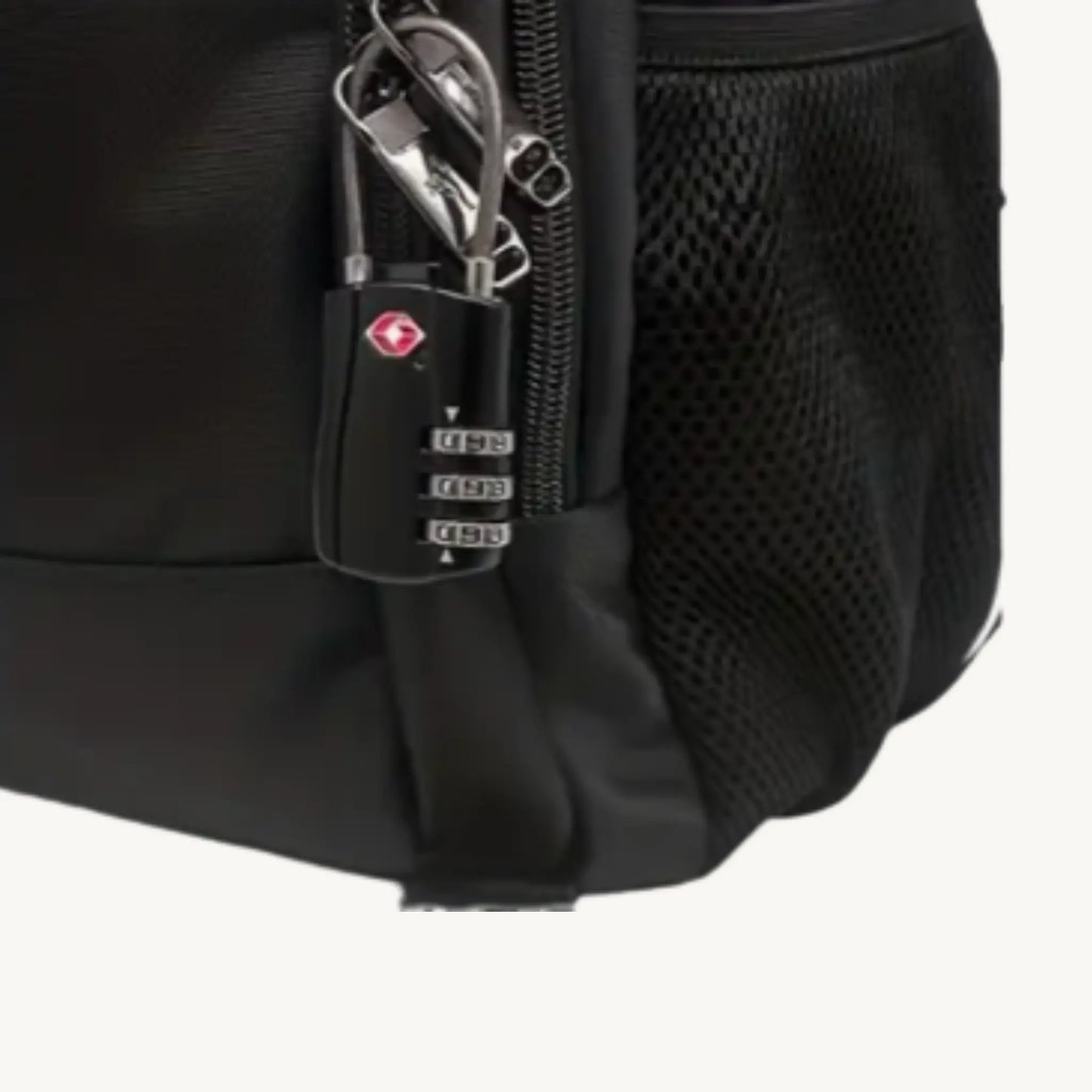 Zwarte backpack met TSA-goedgekeurd cijferslot TripLock voor veilige bagage tijdens het reizen.