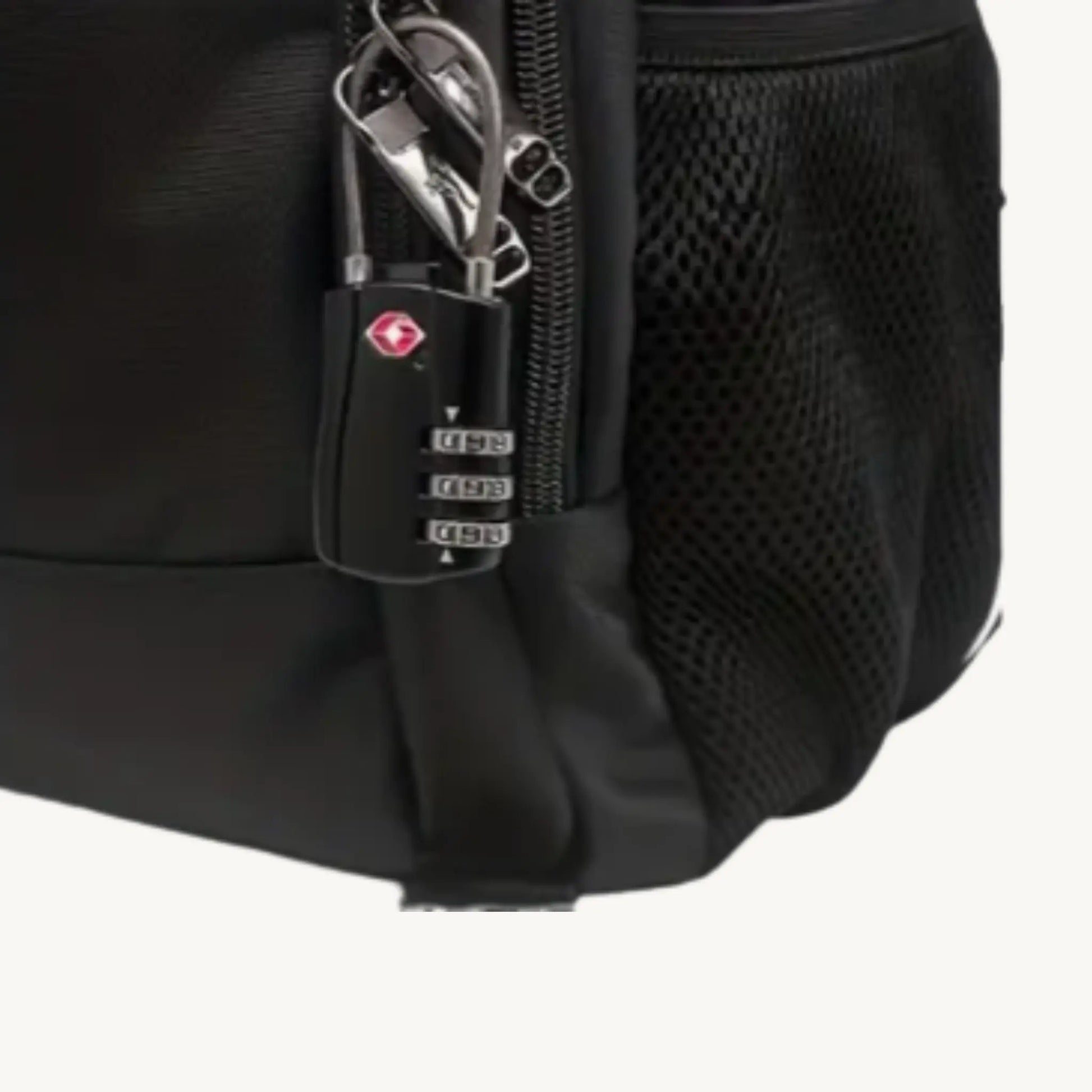 Zwarte backpack met TSA-goedgekeurd cijferslot TripLock voor veilige bagage tijdens het reizen.