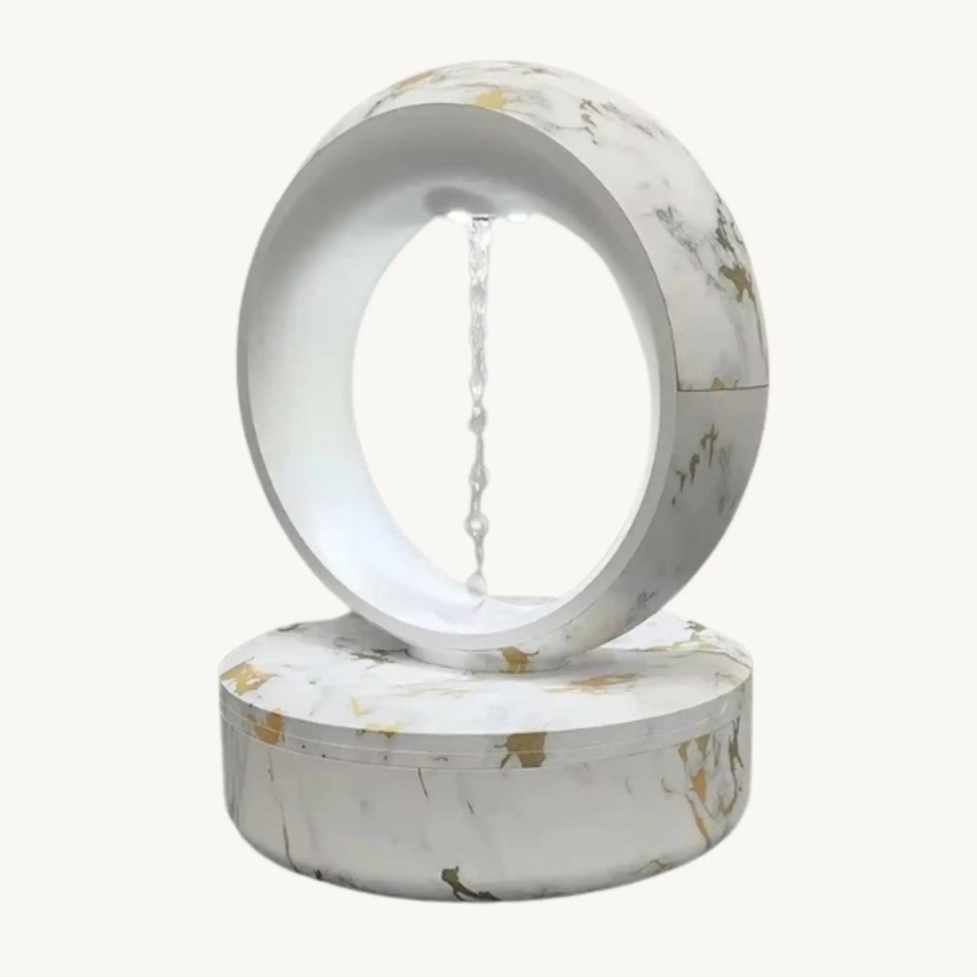 NUVIA lucht diffuser in elegant marble design, creëert een hydraterende nevel voor zen ruimtes.