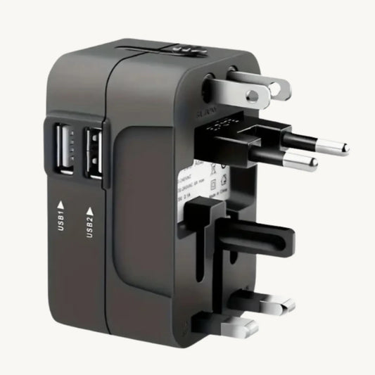 ADAPTGO wereldstekker met USB-poorten, geschikt voor 150+ landen, compact en handig voor reizen.